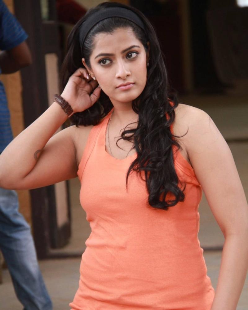 glittering-look-of-varalaxmi-sarathkumar-from-madhagajaraja